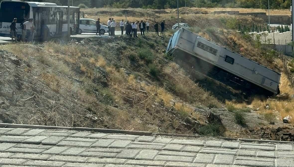 park halindeki otobus sarampole yuvarlandi dqW8cUd8