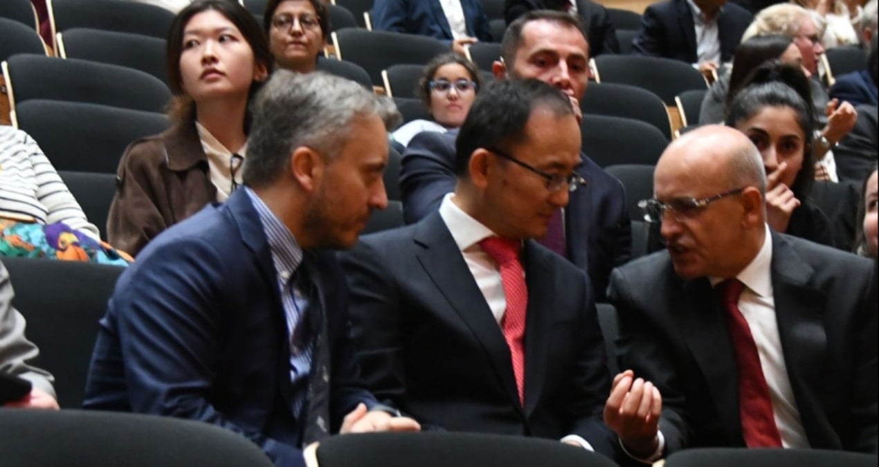 simsek isliklar ve alkisla yuhalandi ztr4vAEe