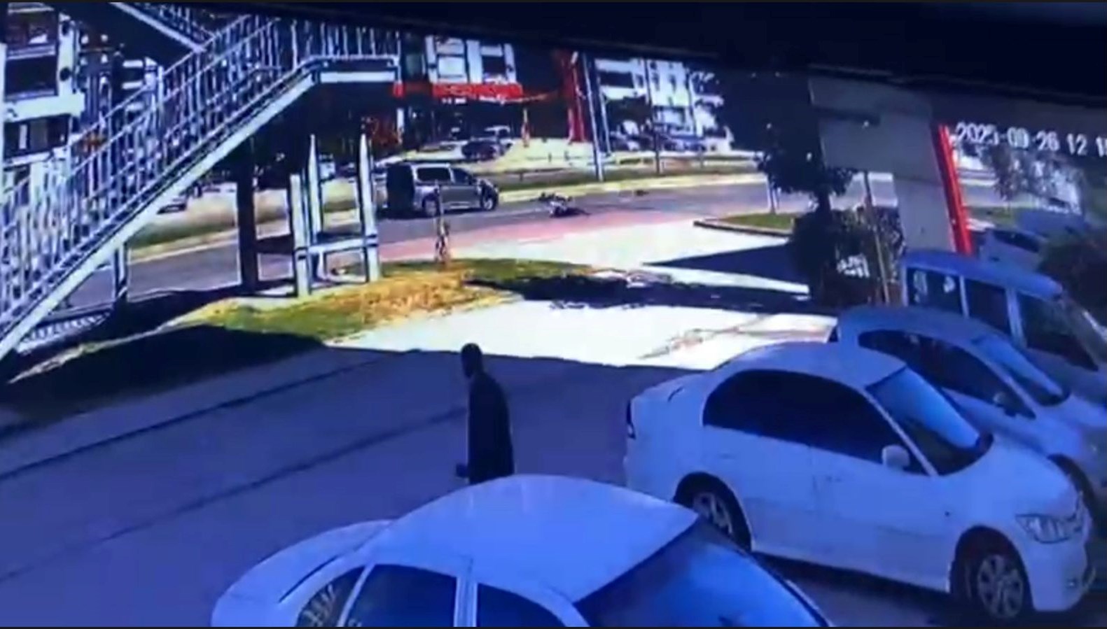 yolun karsisina gecerken hafif ticari arac carpti 7i59y1H4