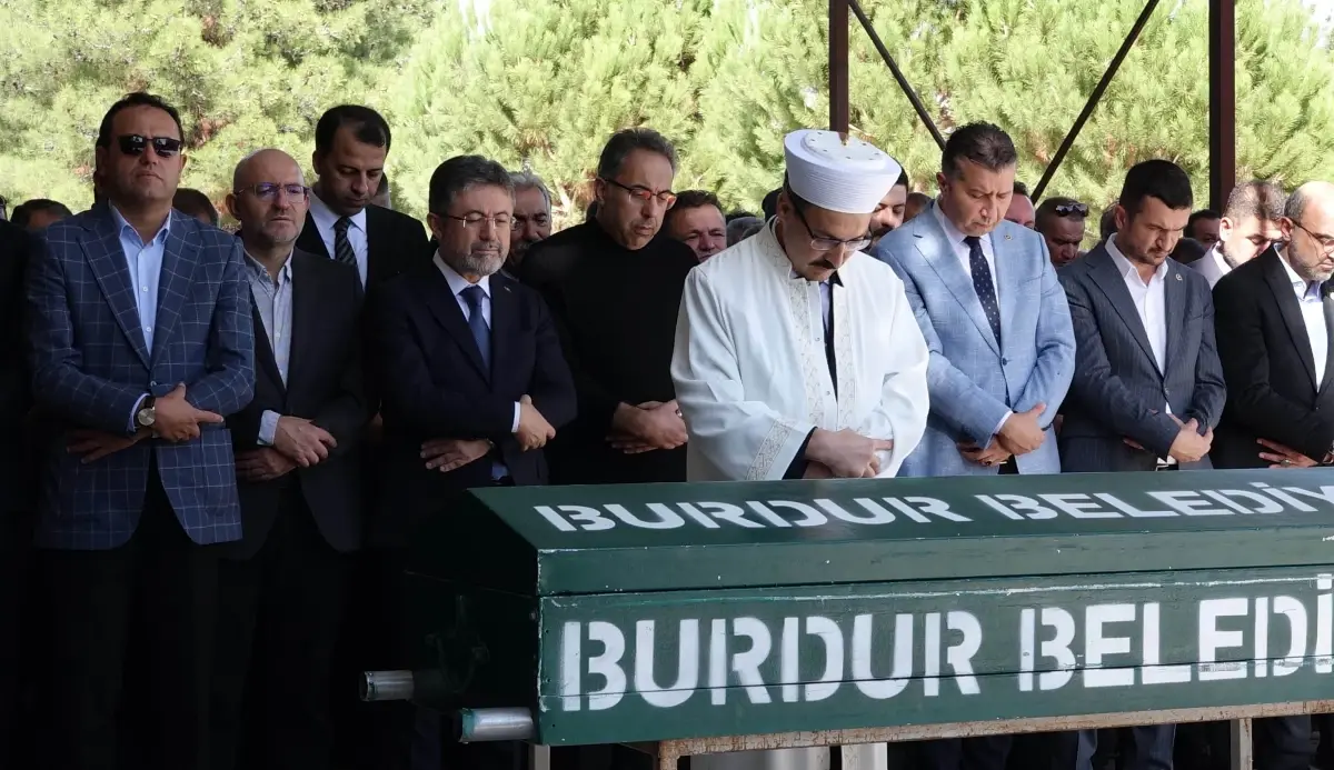 tarim ve orman bakan yardimcisi ahmet gumenin annesi defnedildi Y7AWbmdu.jpg