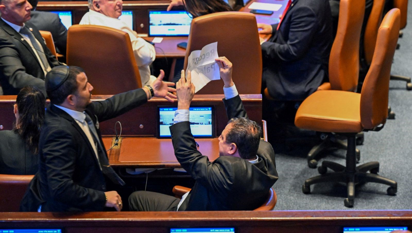 trump konusuyordu israil meclisinde filistini taniyin pankarti acildi VLIdnrEg.jpg