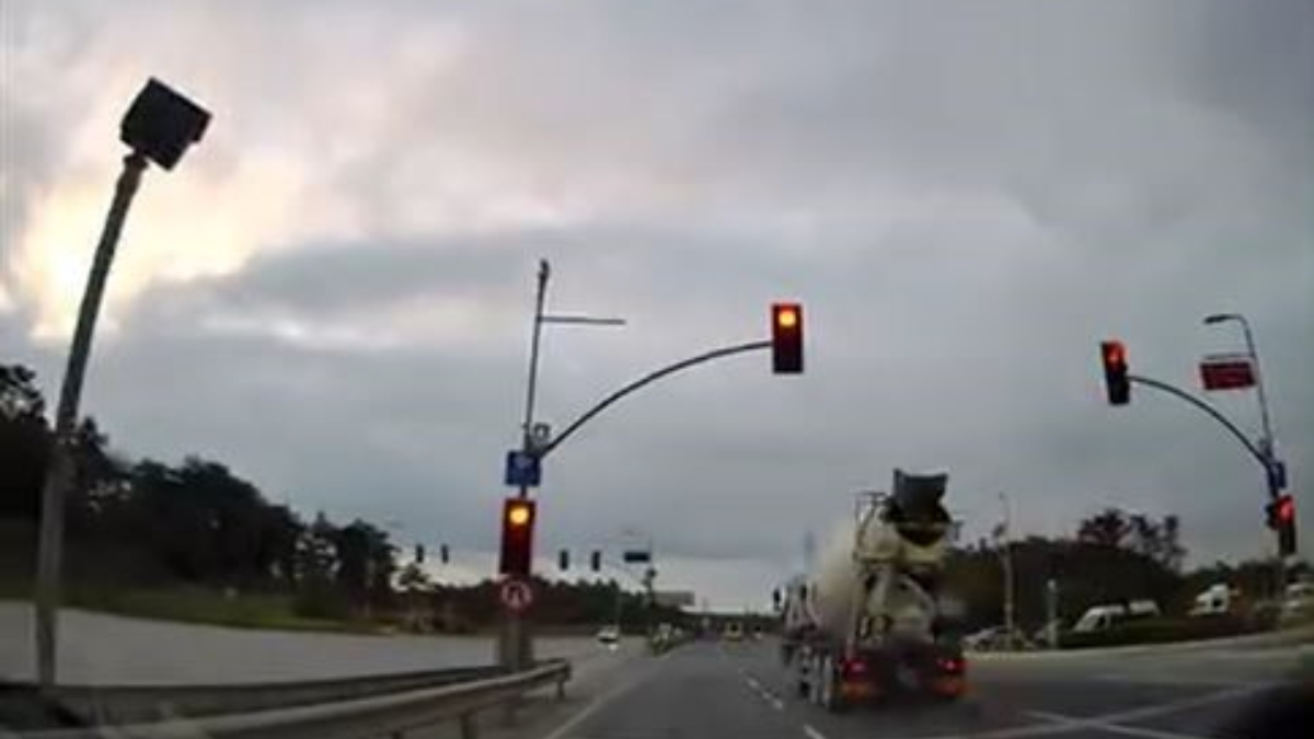 istanbulda kirmizi isik ihlali sonrasi suruculer olumden dondu 2fYrmtMS.jpg