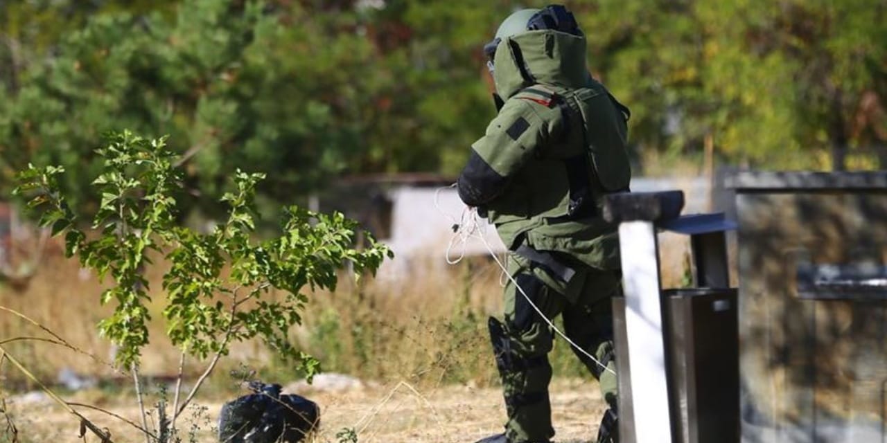 Mersin’de Traktörle Arazi Sürerken El Bombası Bulundu