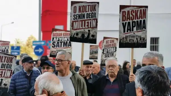 burcu-koksalin-sessizligi-chplileri-sokaga-doktu-yapma-baskan-YWeH7vbp